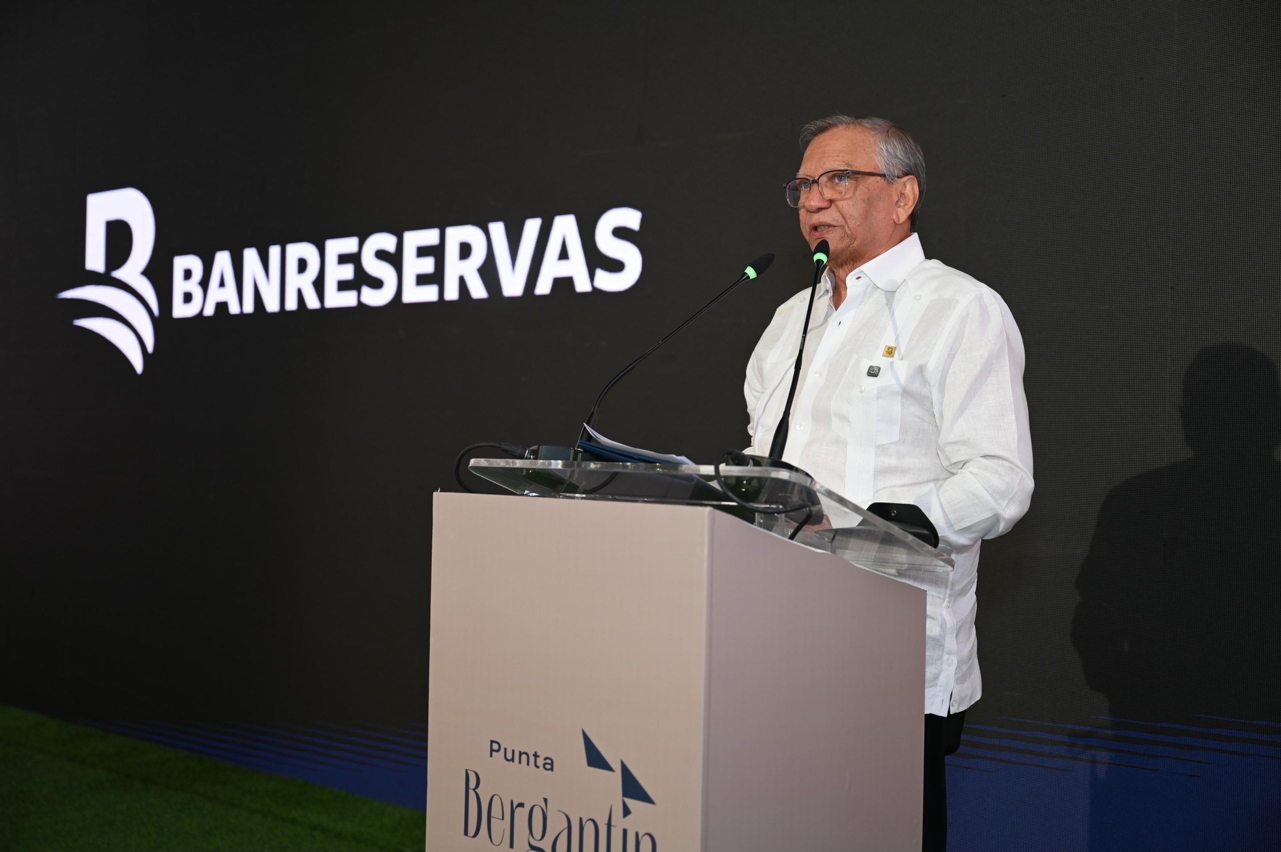 Doctor Leonardo Aguilera, presidente ejecutivo de Banreservas, durante la apertura del Welcome Center de Punta Bergantín.